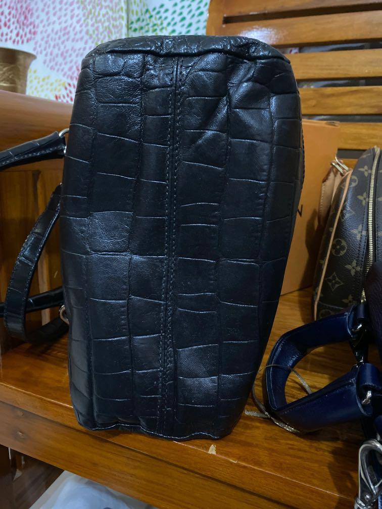Authentic Givenchy Pandora bag (Category: Luxury Bags & Wallets) located in Naga. Submitted by akimadison.ph (Listing ID 1071504759, Image 3). Description: Authentic givenchy pandora Comes with strap and dustbag Please note that this is recolored :).