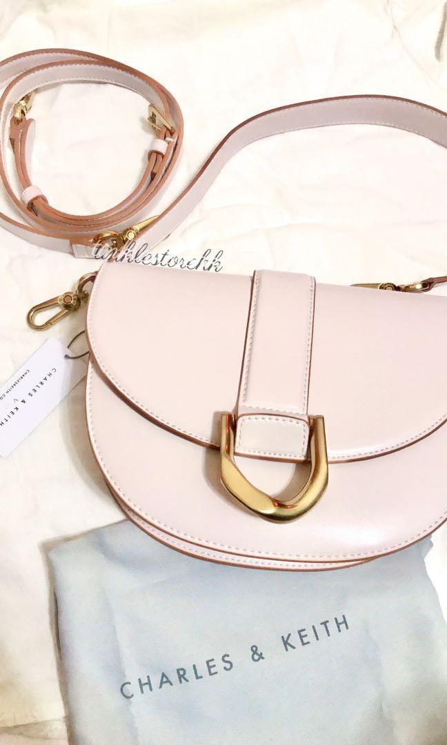 熱賣 Charles Keith 馬鞍包粉白色兩款尺寸small Large Size 女裝 手袋及銀包 多用途袋 Carousell