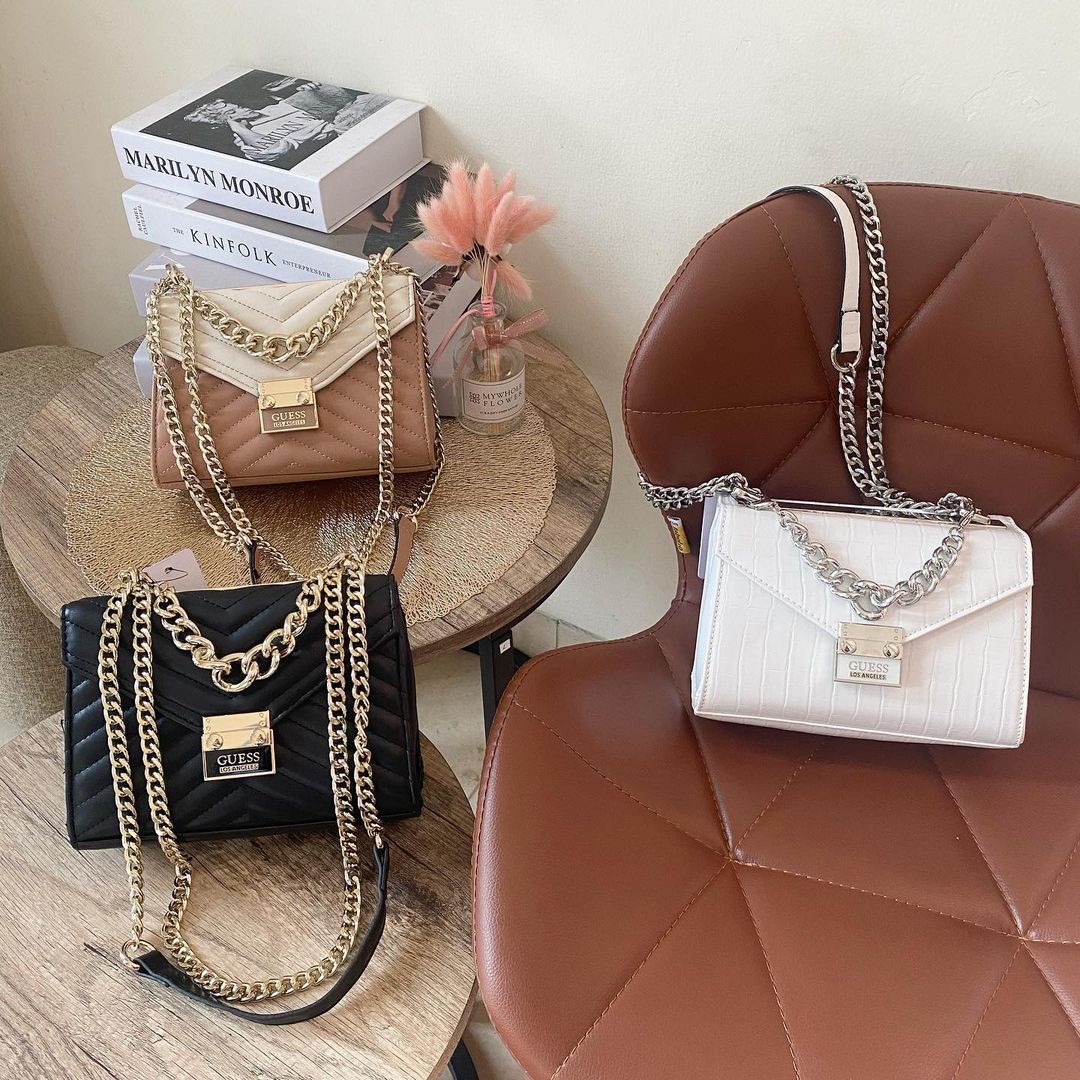 Guess lynda mini chain crossbody bag sales