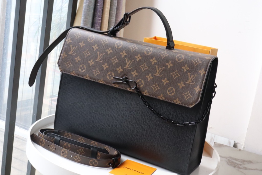 Louis Vuitton Robusto 2 Briefcase Taiga Leather - Black Portfolios