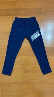 全新NIKE 男童 棉質縮口褲，尺寸 M