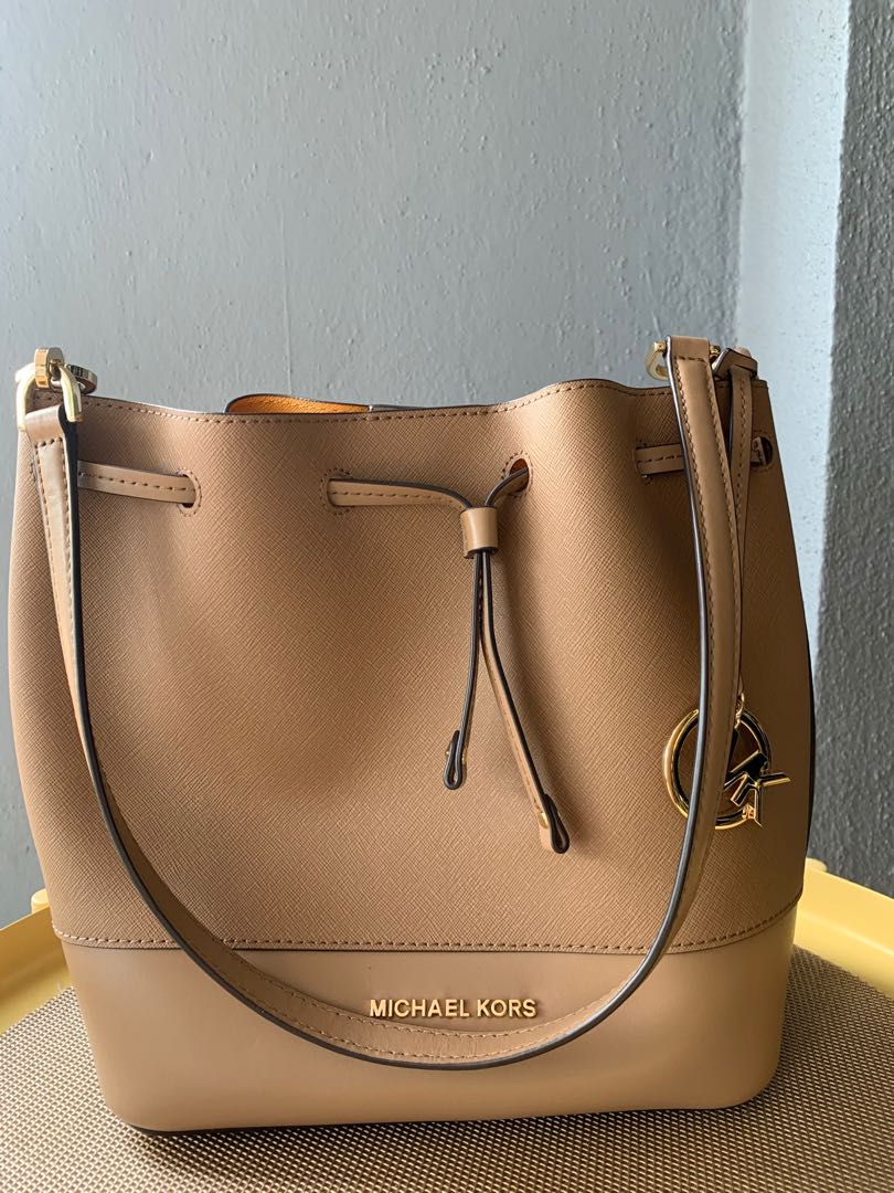 Michael kors trista best sale bucket bag