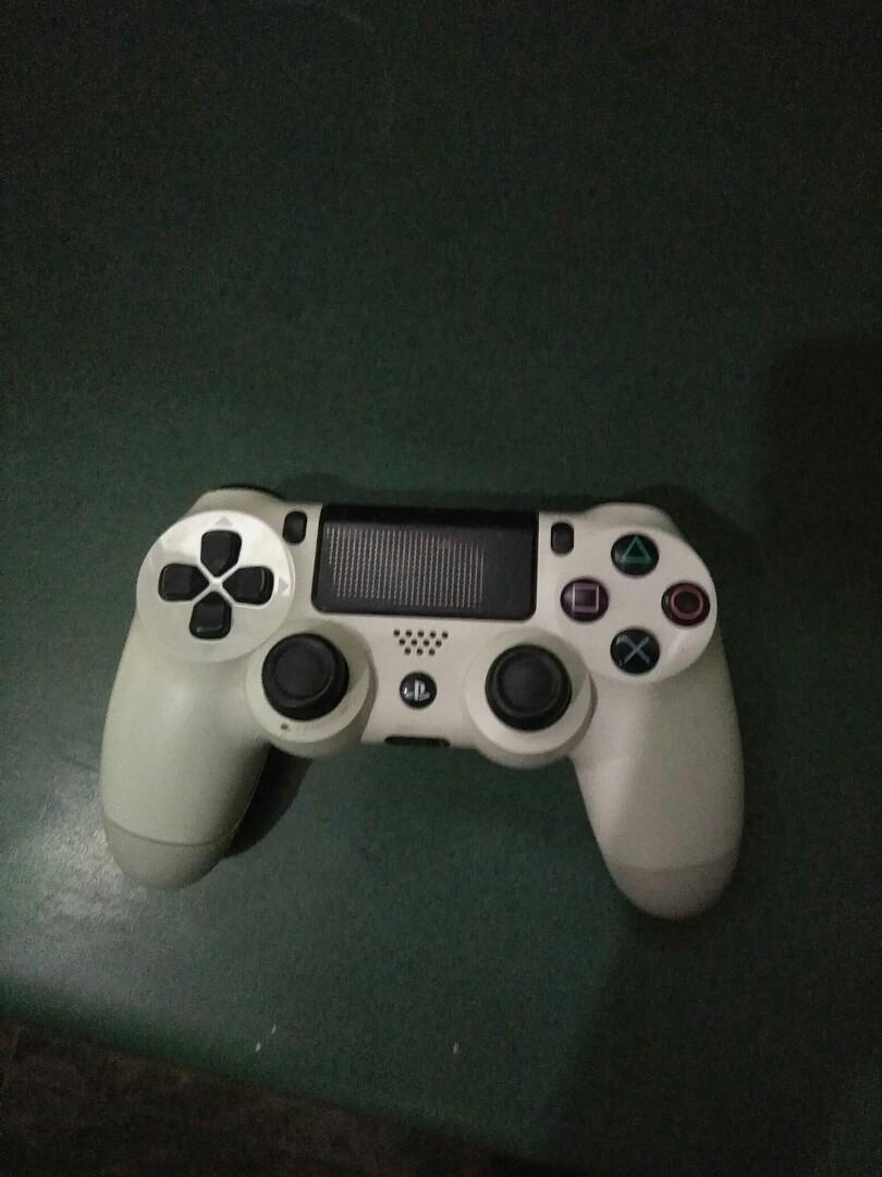 ps4 controller (Category: Controllers) located in Singapore. Submitted by gooddboiy (Listing ID 1071405208, Image 1). Description: use it only twice.