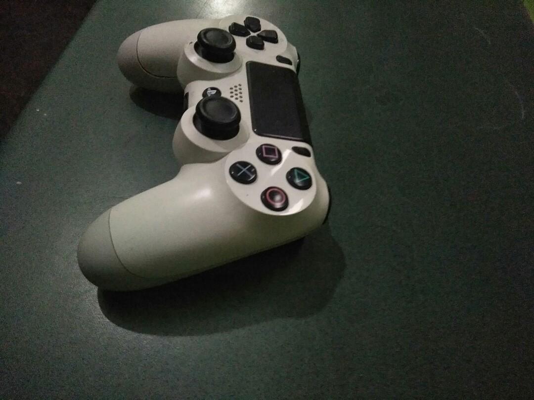 ps4 controller (Category: Controllers) located in Singapore. Submitted by gooddboiy (Listing ID 1071405208, Image 2). Description: use it only twice.
