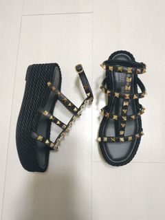 Valentino submerge discount rockstud leather sandals