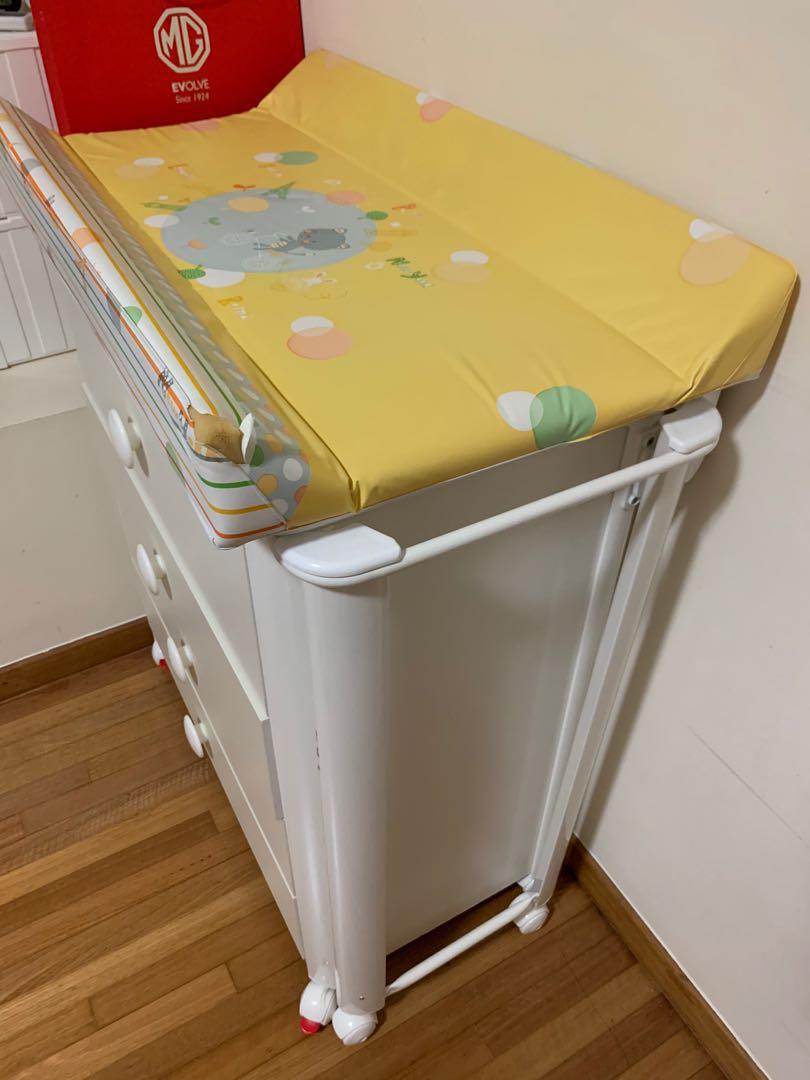 Brevi changing table outlet