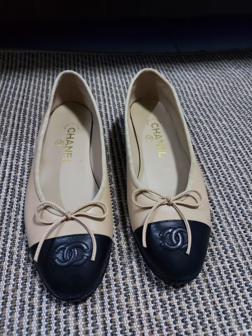 CHANEL Pair of two-tone navy blue and red ballerinas, w…