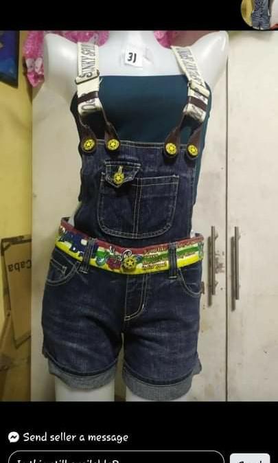 Cute Maong Jumper Shorts (Category: Shorts) located in Manila. Submitted by tuuum (Listing ID 1071515344, Image 1). Description: EUC Size up to 30 Very Unique Zipper nasa gilid... Ang Ganda neto sa Actual.. Sayang Hindi kasya saken :/ Pero baka para sayu talaga :) ^_^.