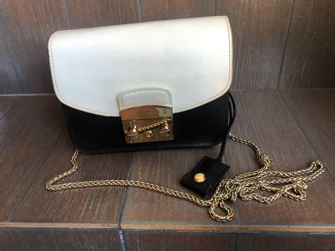Furla Metropolis Sling Bag Mini Black White (Category: Luxury Bags & Wallets) located in Bacoor. Submitted by mc_shopper (Listing ID 1071587181, Image 3). Description: Original pre-loved Sign of use Hairline scratches on hadware Rubbings on some part of edges Some glazing issues.