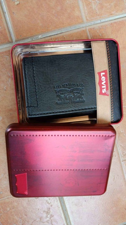 Original Levi's Men Wallet black, Men's Fashion, Watches & Accessories,  Wallets & Card Holders on Carousell