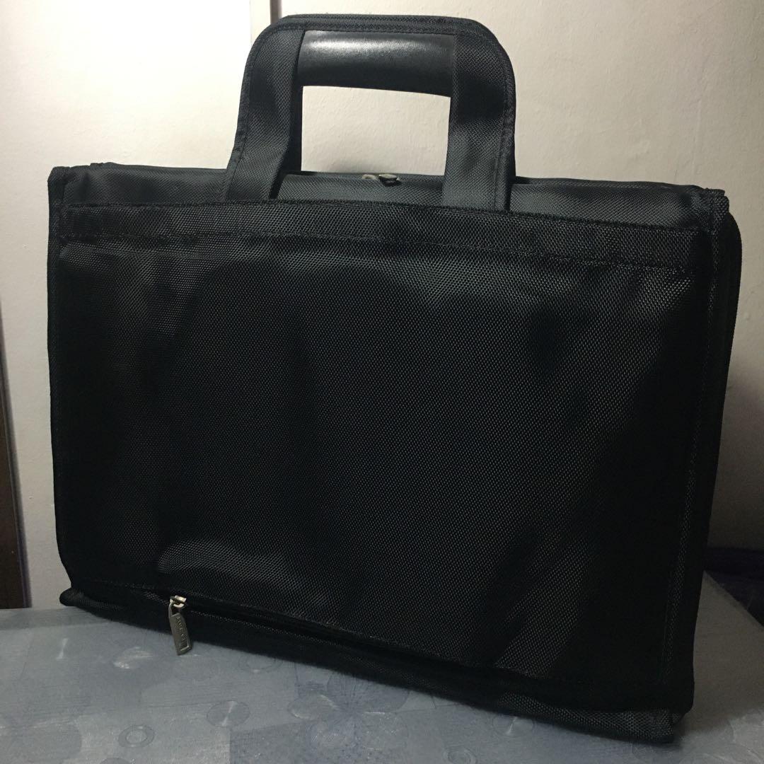 Samsung black laptop bag / briefcase (Category: Laptop Bags & Sleeves) located in Las Pinas. Submitted by makamart (Listing ID 1071676333, Image 2). Description: PLEASE READ: ↔️ 42.5-43 cm ↕️ 31 cm - price is fixed - see last photo for flaws - for shipping and meet up details, visit my profile and go to the "about" section🙂.