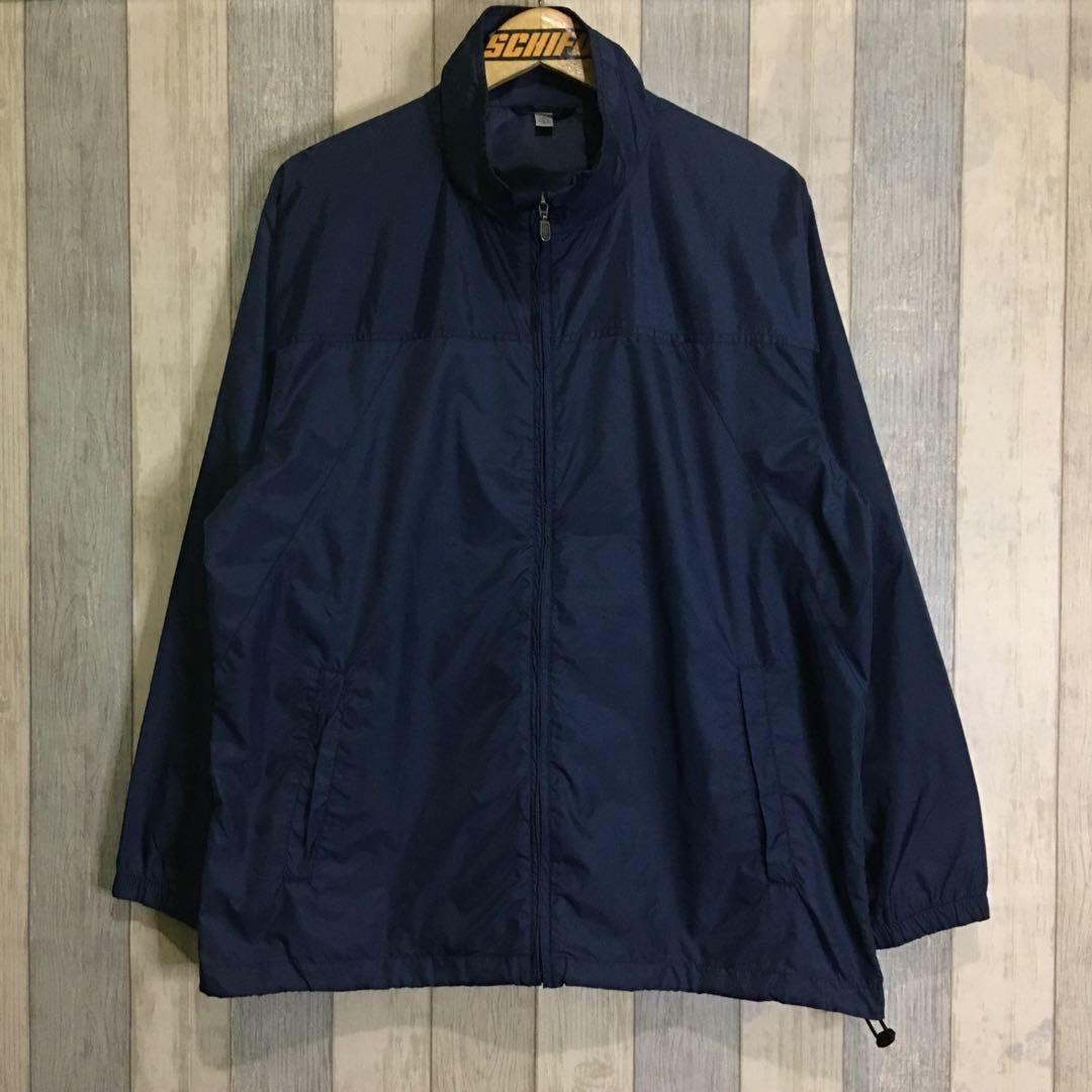 UNIQLO Jaket Waterproof Fesyen Pria Pakaian Baju Luaran di Carousell