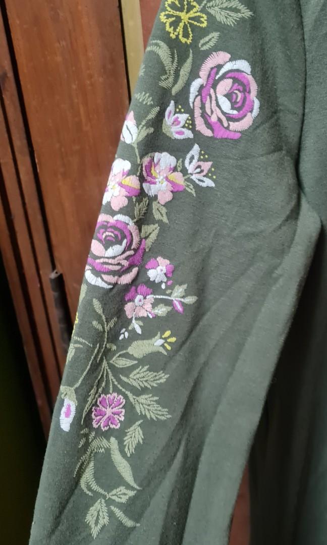 Atmosphere green dress (Category: Dresses) located in Pasig City. Submitted by xtnter (Listing ID 1071730135, Image 3). Description: Sorry ddnt iron my clothes 😁 just want to have a lil space in my cabinet. msg me if u want to know more bout the item. not really good on describing them.😊.