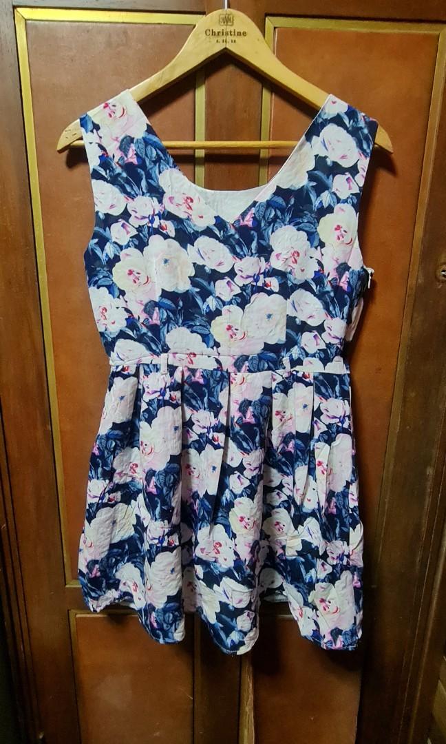 Flowery dress (Category: Dresses) located in Pasig City. Submitted by xtnter (Listing ID 1071725906, Image 2). Description: .