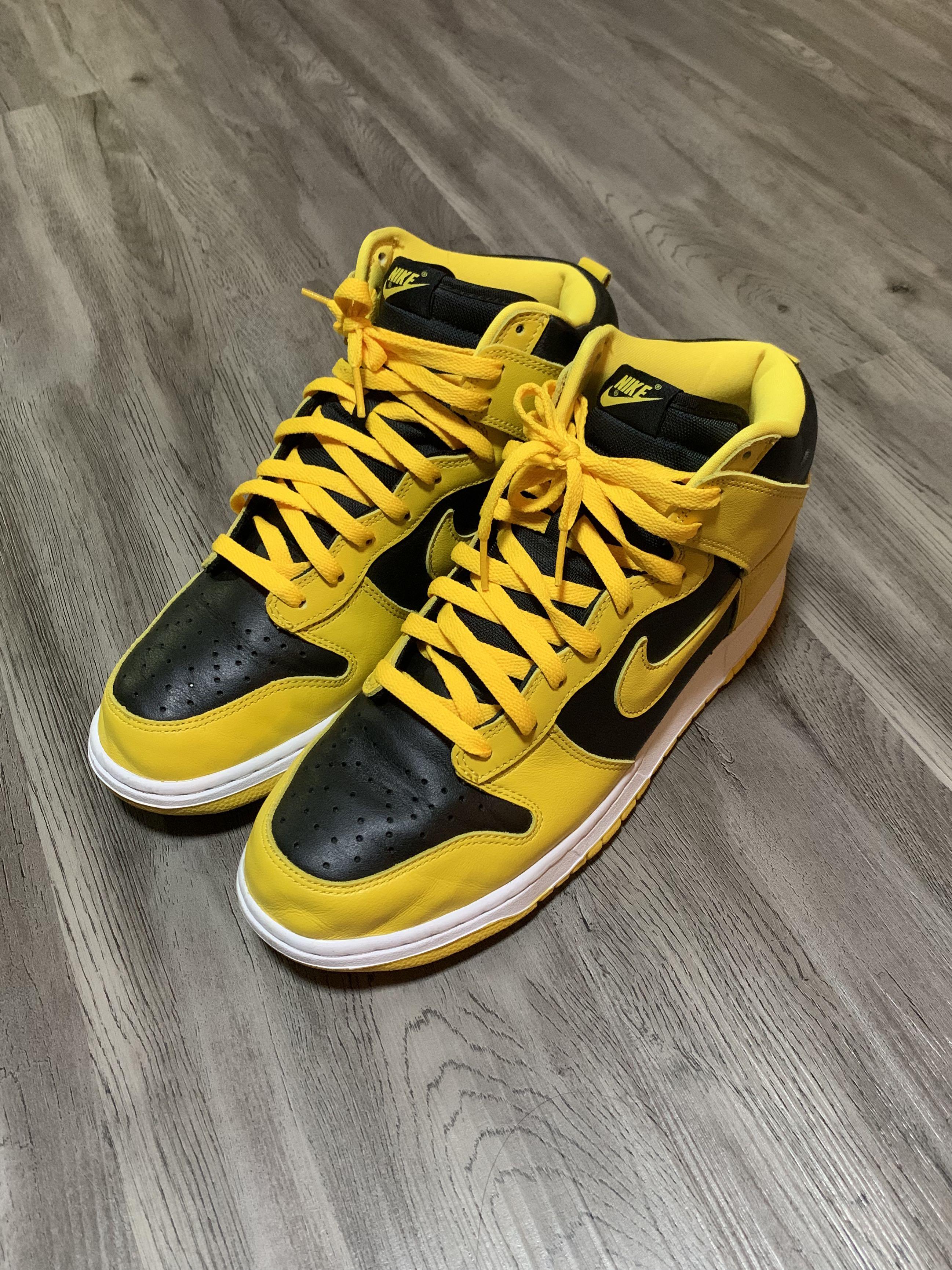 dunk high varsity maize on feet