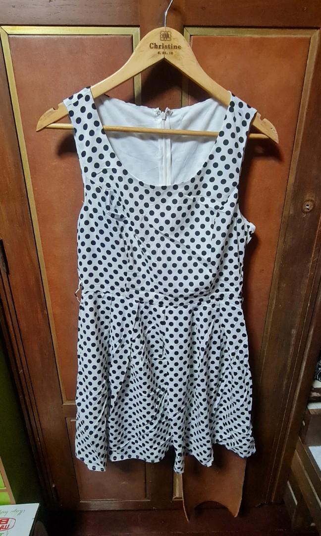 Polka dot sleeveless dress (Category: Dresses) located in Pasig City. Submitted by xtnter (Listing ID 1071724027, Image 1). Description: there's a discoloration i think if u look closely.