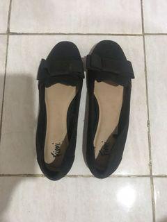 black flat shoes