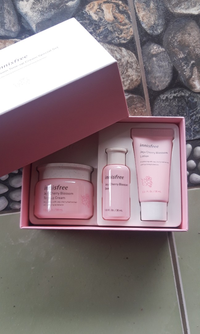 Innisfree cherry blossom tone up cream set, Kesehatan & Kecantikan, Kulit, Sabun & Tubuh di