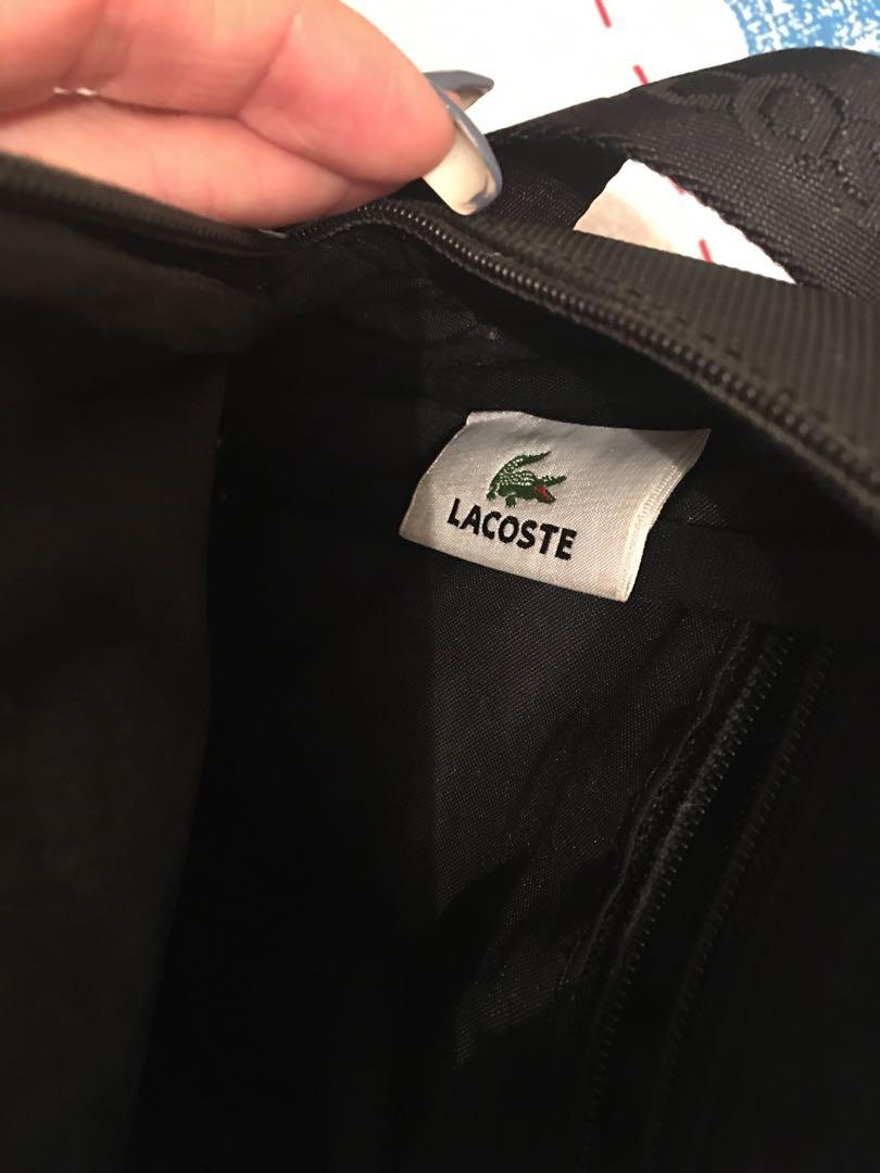 Lacoste斜揹日字袋 （分類：腰袋、手提袋、小袋）位於 Hong Kong。 由 oscaryanyancheung 提交（商品編號 1072007595，圖片 3）。簡介： 執屋清衣櫃，圖片實物，冇用好耐，有d防曬白痕跡，拉鍊&四角&帶冇爛。。