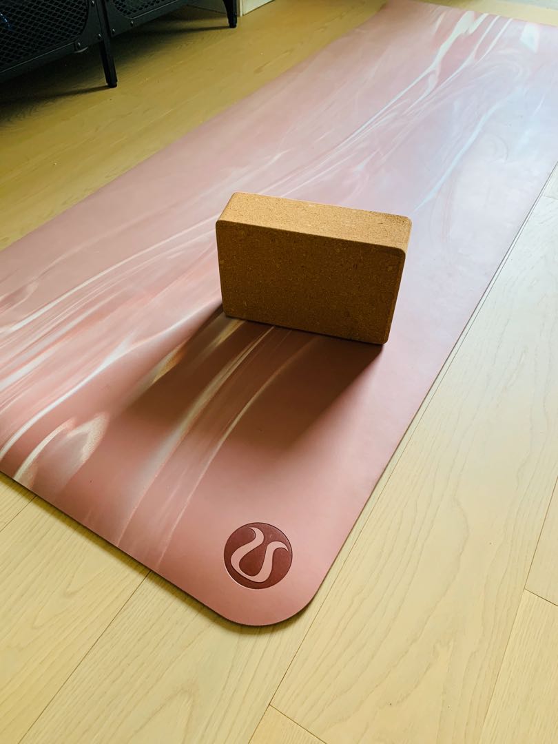 alo yoga warrior mat vs lululemon men's