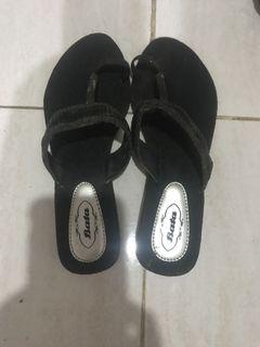 sandal hitam bata