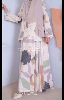 (Category: ) located in . Submitted by willynillywardrobe (Listing ID 1072119765, Image 1). Description: .