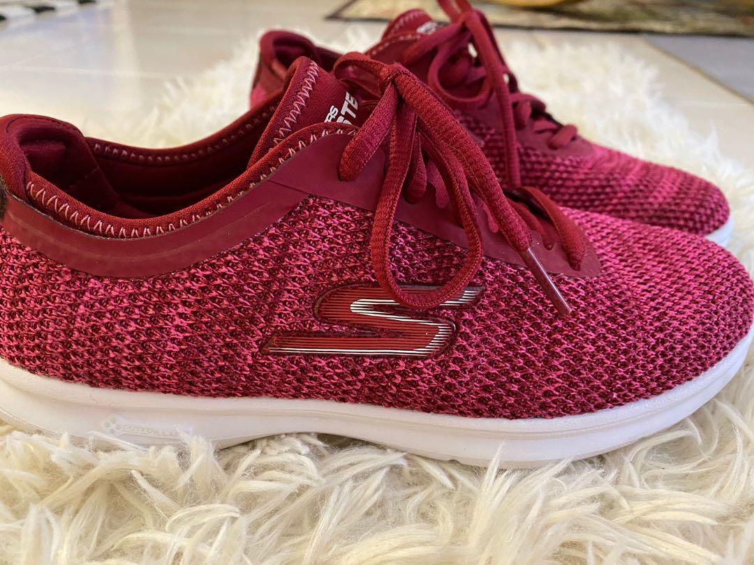 Kasut skechers untuk travel top