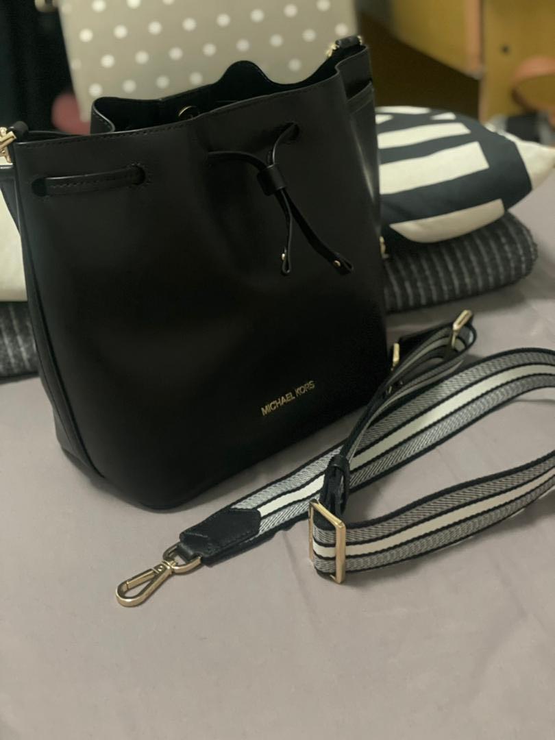 Michael kors eden md 2025 bucket bag
