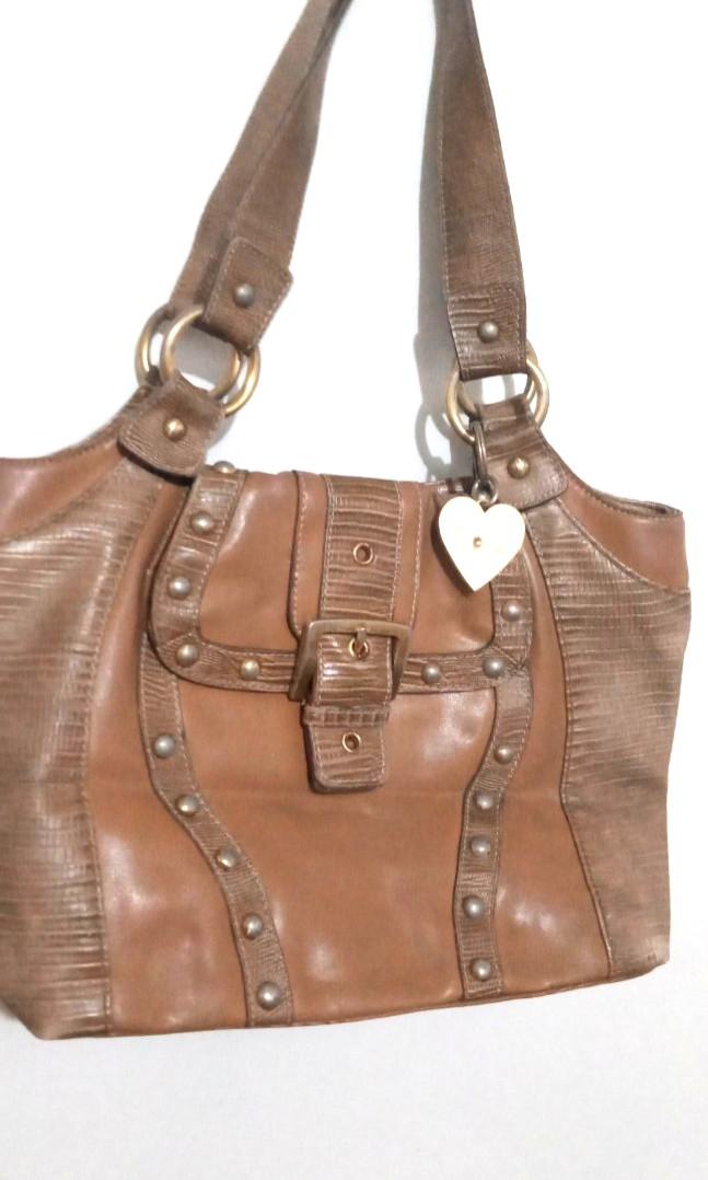 Pre-loved authentic Nine West beige satchel bag (Category: Luxury Bags & Wallets) located in Quezon City. Submitted by plus4lessshop (Listing ID 1072236903, Image 2). Description: Very nice leather and gold details and with minimal wear and inside pen marks. You can request for more photo would like to declutter so selling it so low..