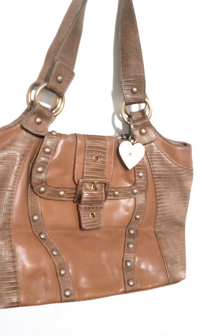 Pre-loved authentic Nine West beige satchel bag (Category: Luxury Bags & Wallets) located in Quezon City. Submitted by plus4lessshop (Listing ID 1072236903, Image 1). Description: Very nice leather and gold details and with minimal wear and inside pen marks. You can request for more photo would like to declutter so selling it so low..