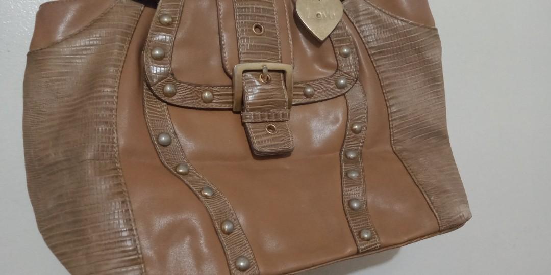 Pre-loved authentic Nine West beige satchel bag (Category: Luxury Bags & Wallets) located in Quezon City. Submitted by plus4lessshop (Listing ID 1072236903, Image 3). Description: Very nice leather and gold details and with minimal wear and inside pen marks. You can request for more photo would like to declutter so selling it so low..