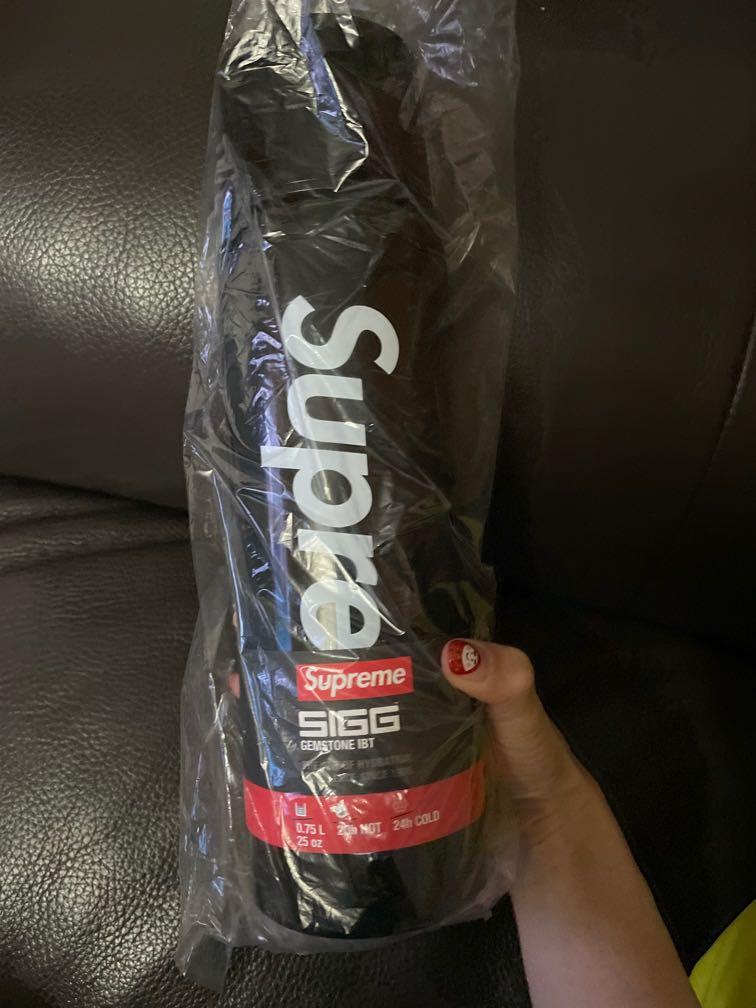 Supreme SIGG Vacuum Insulated 0.75L Bottle Black, 傢俬＆家居, 廚具