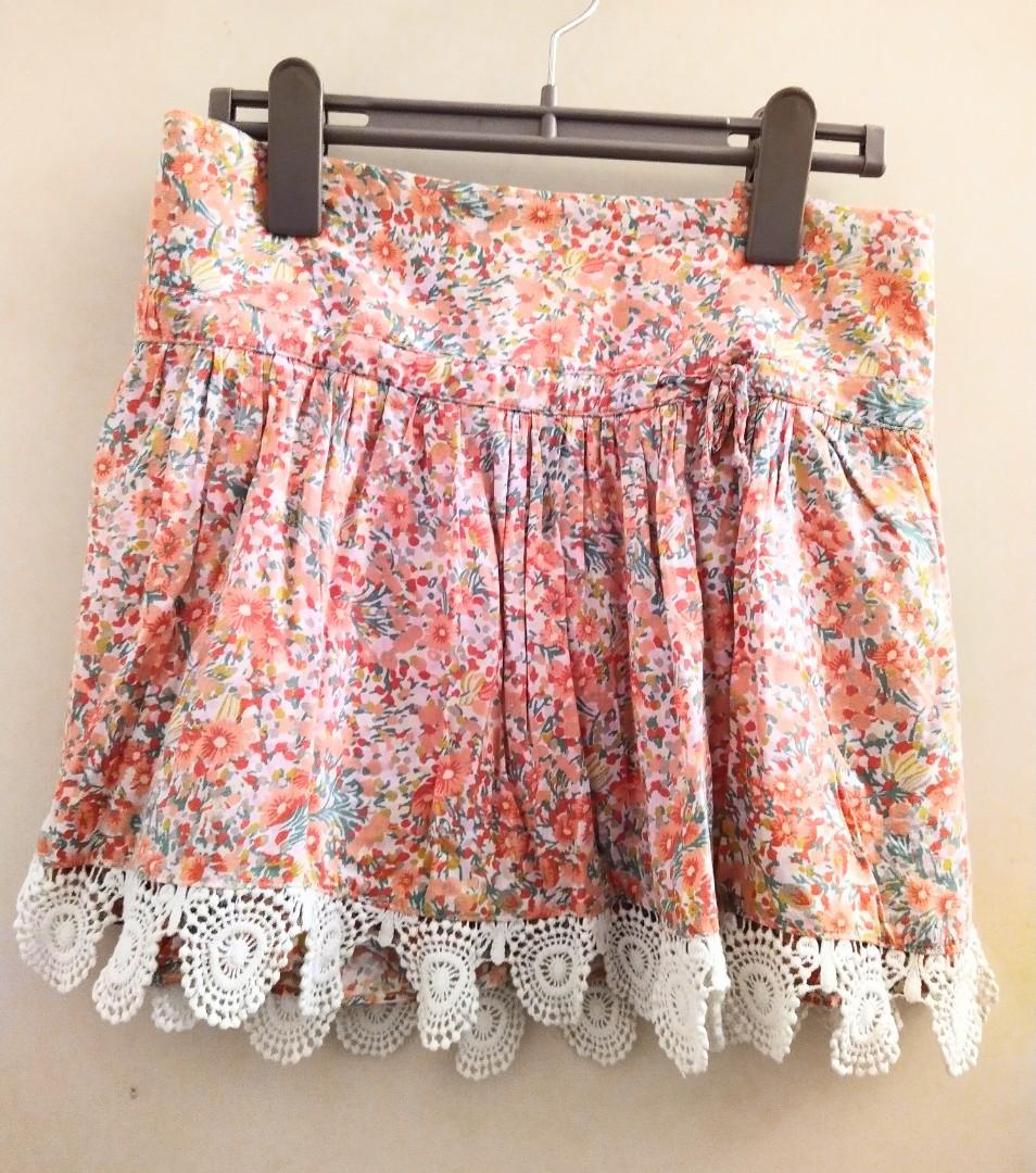 Zara Floral Skirt (Category: Skirts) located in Makati City. Submitted by drawerph (Listing ID 1072197817, Image 1). Description: Zara Floral Skirt size 36 US 4.