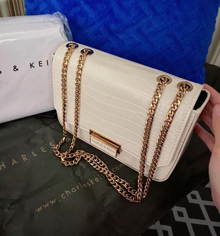 Double chain outlet crossbody bag