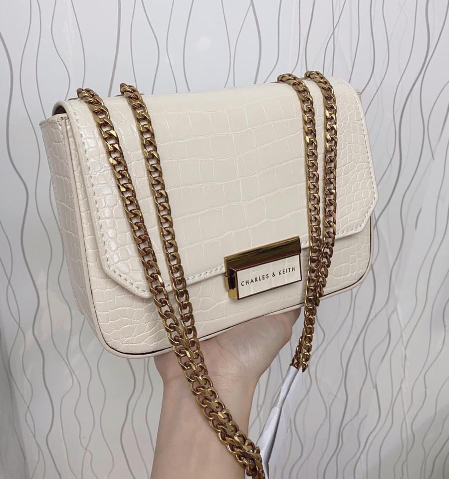 Double chain outlet cross body bag