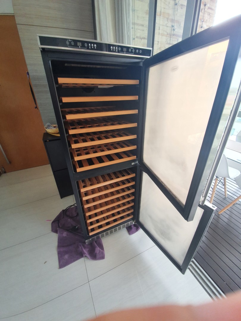 Free wine fridge ready for pickup, TV & Home Appliances, Kitchen