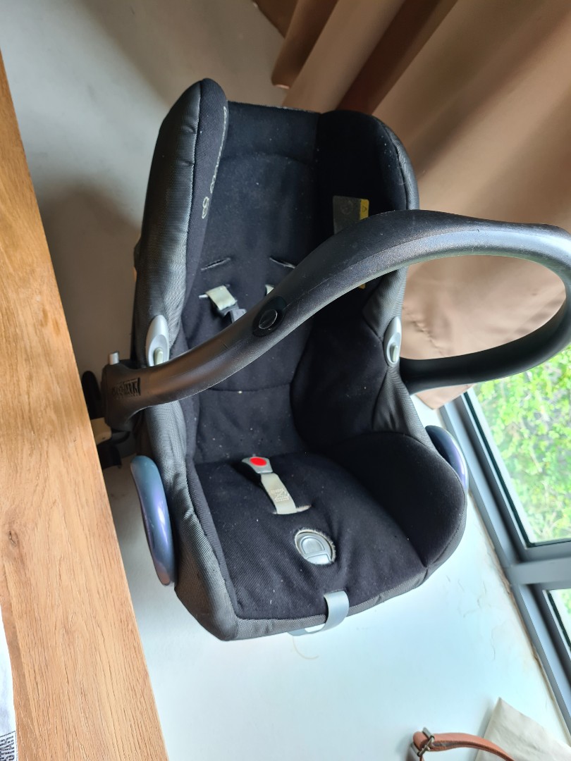 MAXI Cosy with bugaboo bee adaptors, Babies & Kids, Going Out, Car