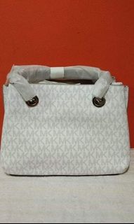 (Category: ) located in . Submitted by ally_loveshop (Listing ID 1067486398, Image 1). Description: .