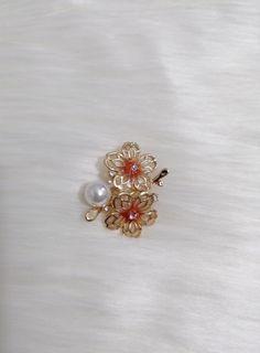 Double flower golden brooch with pearl