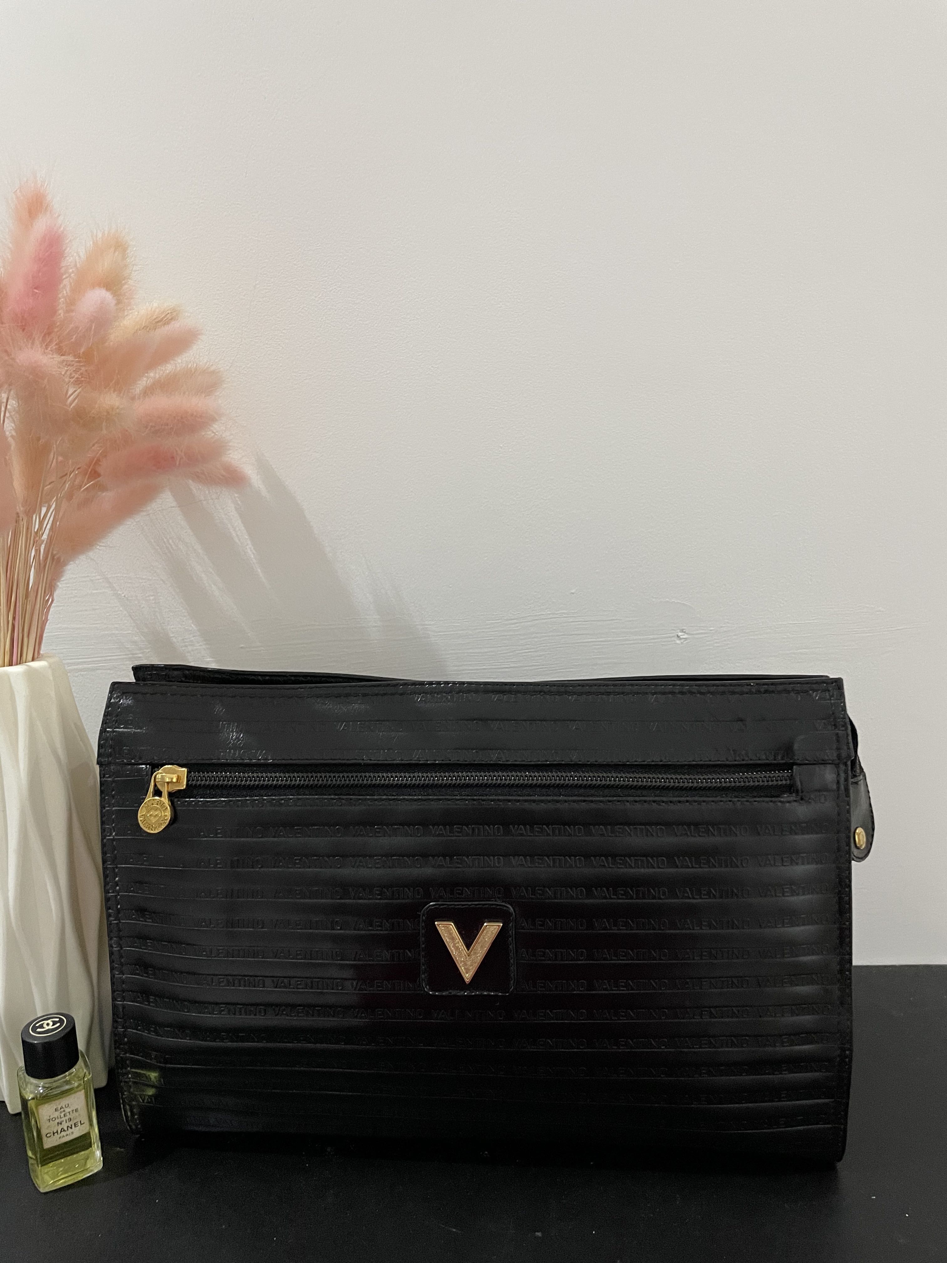 hage etage økologisk Mario valentino clutch bag, Luxury, Bags & Wallets on Carousell