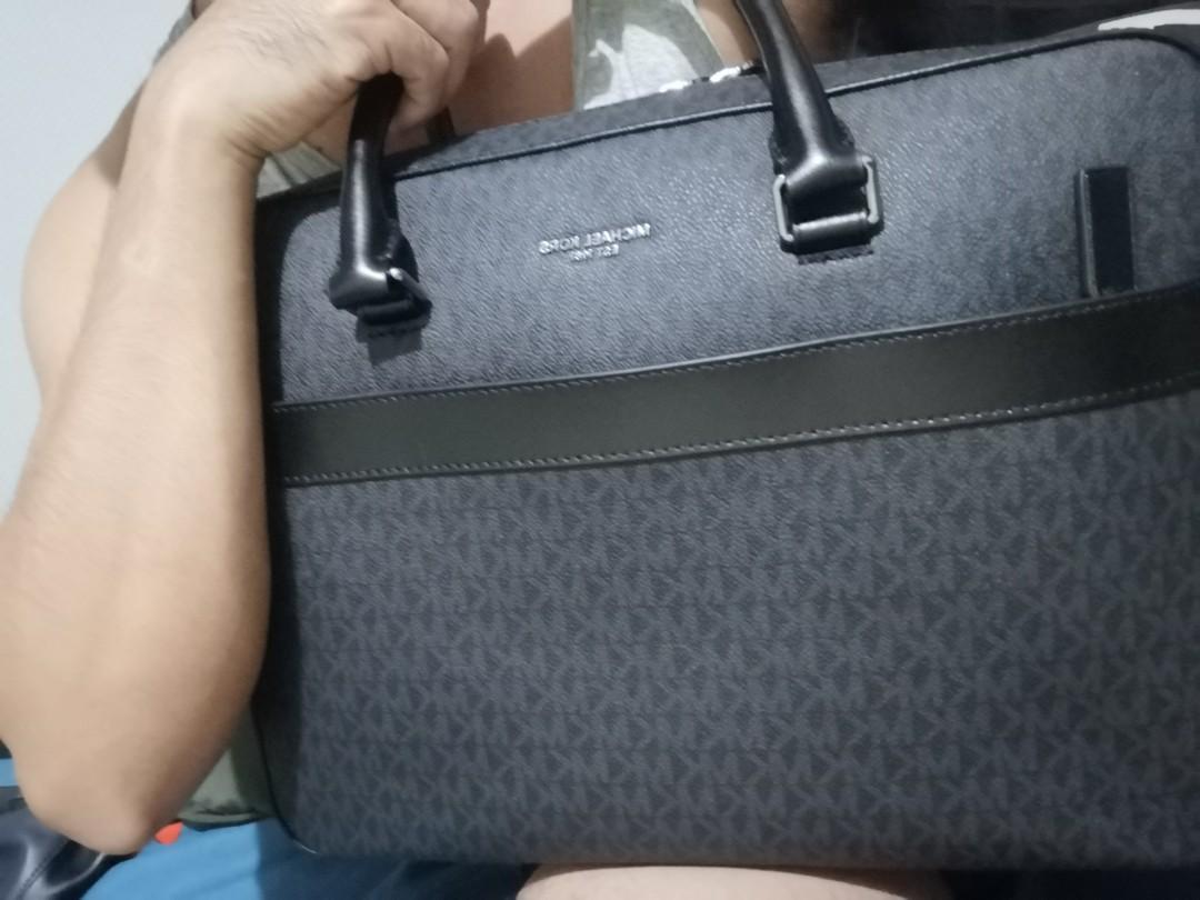 Michael Kors Laptop Bag (Category: Luxury Bags & Wallets) located in Manila. Submitted by gersongonzales19 (Listing ID 1067509605, Image 2). Description: Bought in US. Decluttering... bagong bago. hindi ito sale item ha jusko. steal mo na bago pa magdalawang isip kuya ko haha hindi nya alam pinost ko to hindi dn namn nya to mgagamet. 😗.