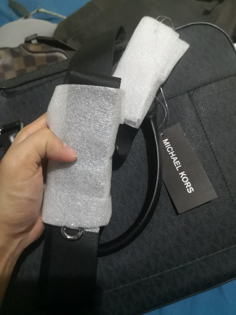 Michael Kors Laptop Bag (Category: Luxury Bags & Wallets) located in Manila. Submitted by gersongonzales19 (Listing ID 1067509605, Image 3). Description: Bought in US. Decluttering... bagong bago. hindi ito sale item ha jusko. steal mo na bago pa magdalawang isip kuya ko haha hindi nya alam pinost ko to hindi dn namn nya to mgagamet. 😗.