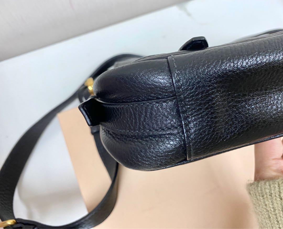Prada Bag （分類：多用途袋）位於 Hong Kong。 由 kiha6 提交（商品編號 1067489921，圖片 4）。簡介： 96%New，好新，只用過一次 Real Prada Size : around 23*18*6cm。