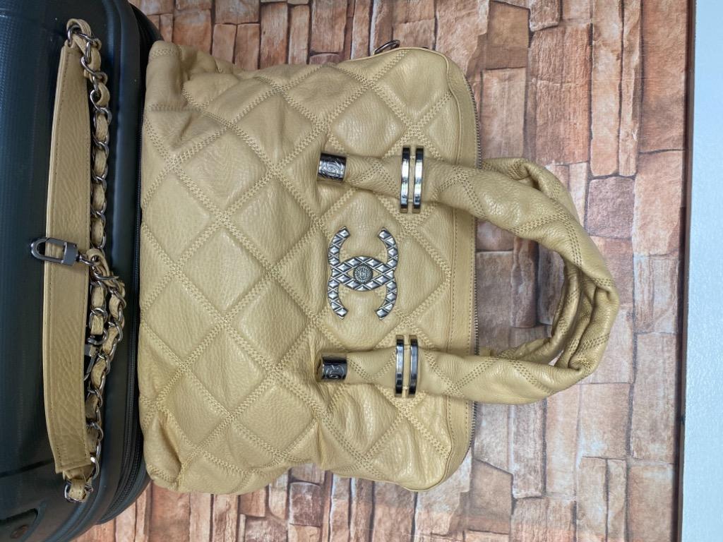 Preloved Chanel (Category: Luxury Bags & Wallets) located in Quezon City. Submitted by shejyy (Listing ID 1067477351, Image 2). Description: Preloved , with minimal signs of usage..