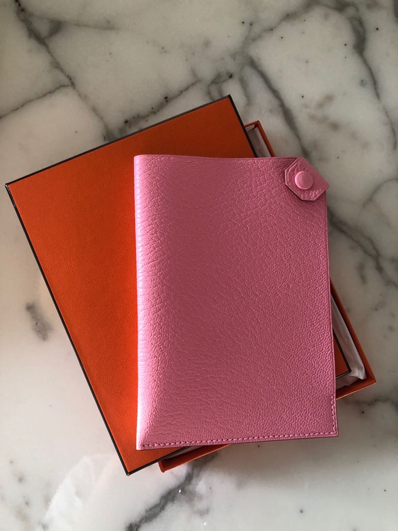 Rare New Hermes Tarmac Passport Holder in Peau Porc Leather Pigskin in 1H  Toffee