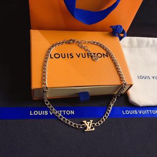 (Category: ) located in . Submitted by lux.finds (Listing ID 1067742909, Image 1). Description: .