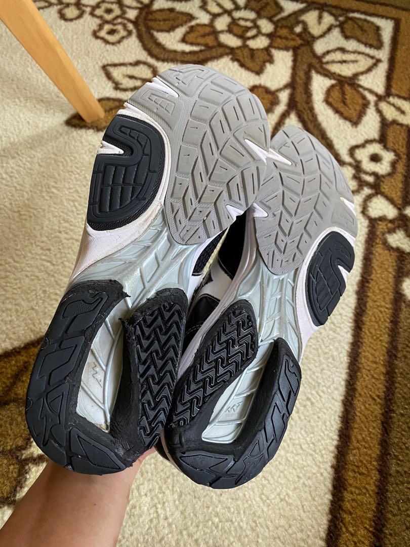 Mizuno Wave Amulet 6