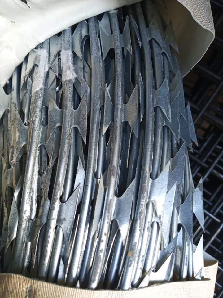 Straight Razor wire (Category: Construction & Building Materials) located in Manila. Submitted by joeyroque09 (Listing ID 1067742621, Image 1). Description: 09177110098 Straight Razor wire Wire Length: 120 meters Php 1850.