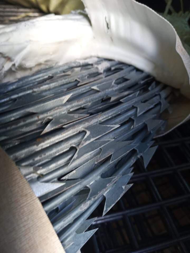 Straight Razor wire (Category: Construction & Building Materials) located in Manila. Submitted by joeyroque09 (Listing ID 1067742621, Image 3). Description: 09177110098 Straight Razor wire Wire Length: 120 meters Php 1850.