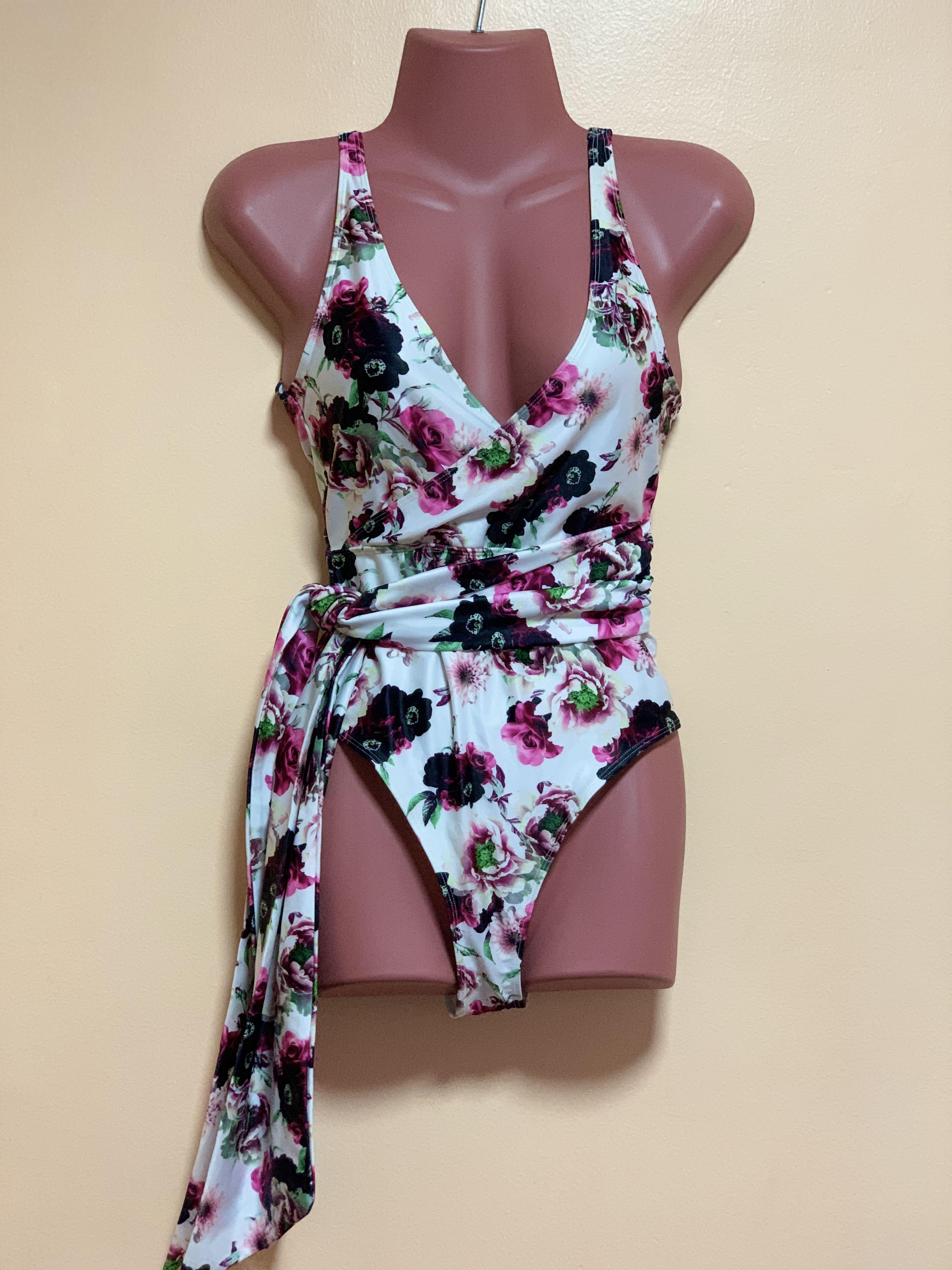Swimsuit Small to Medium (Category: Bikinis & Swimsuits) located in Cavite. Submitted by jadeiris (Listing ID 1067611899, Image 1). Description: Makapal to super ganda ng quality ♥️ Di ko nagamit 😭 Clothes are preloved and well loved If clothes have issues it is indicated in the picture and honest issue. Some almost new. I’m changing my closet. Clothes become smaller since I got pregnant. Manage your expectations but expect good quality. Shopee 